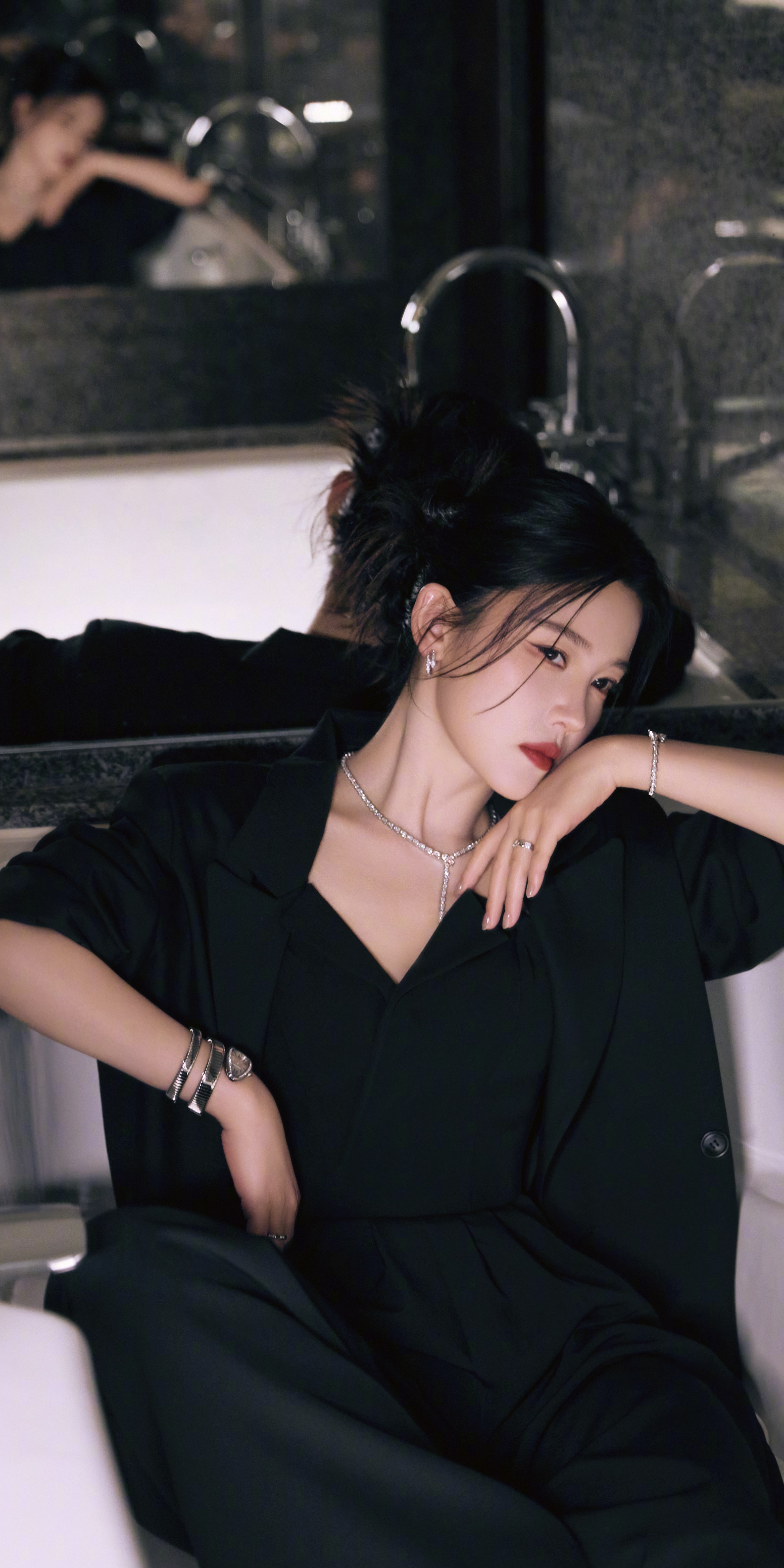 杨子姗壁纸：红唇黑裙，魅力在线​​​