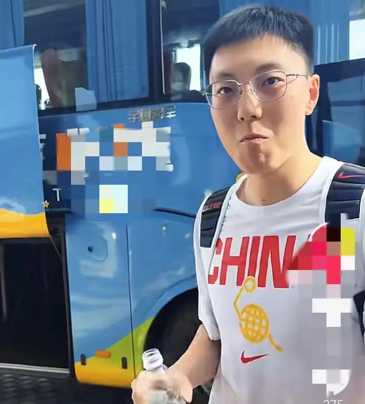 中国男篮已到达顺德，视频中从大巴车陆陆续续暂时看到下车的球员如下！1，第一位，胡