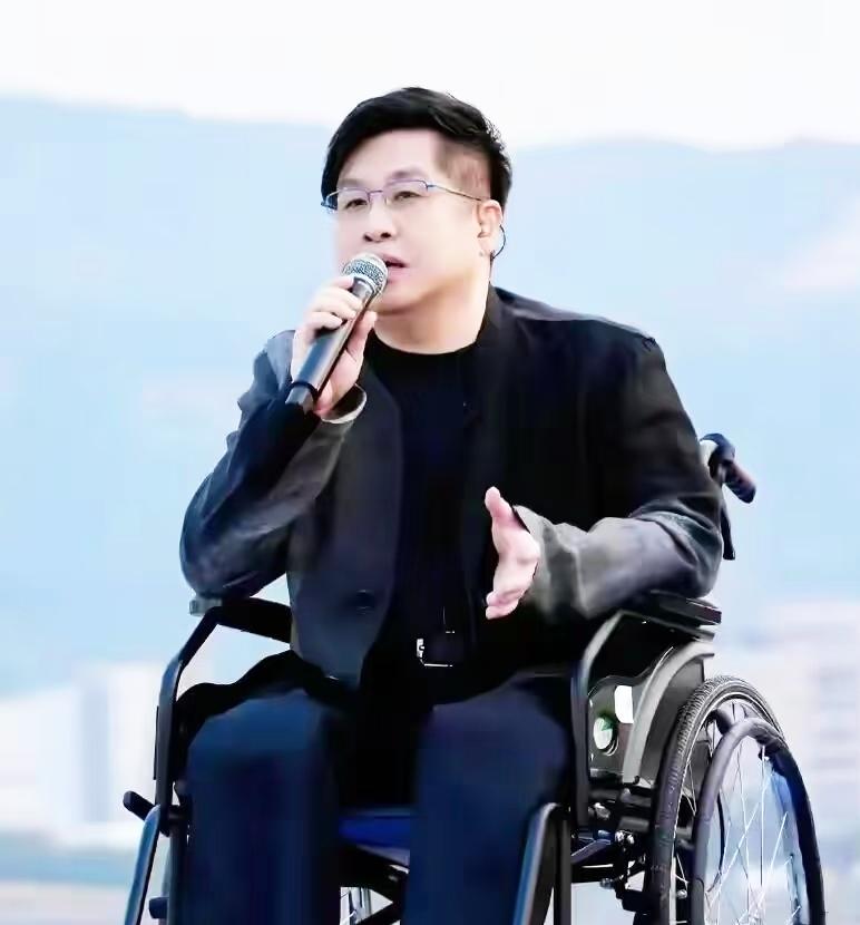 郑智化那事儿，吵来吵去，我算是看明白了。咱们把“体面”搞得太复杂，反倒丢了最实