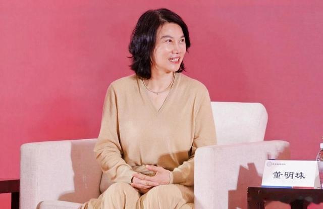 董明珠连任格力董事长,年薪高达1437万,2位接班人身份不简单!