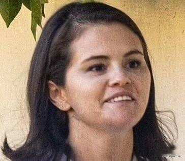 被嘲“撞脸丑丈夫”‼️32岁赛琳娜婚后最新街拍引热议赛琳娜婚后最新街拍引群嘲与