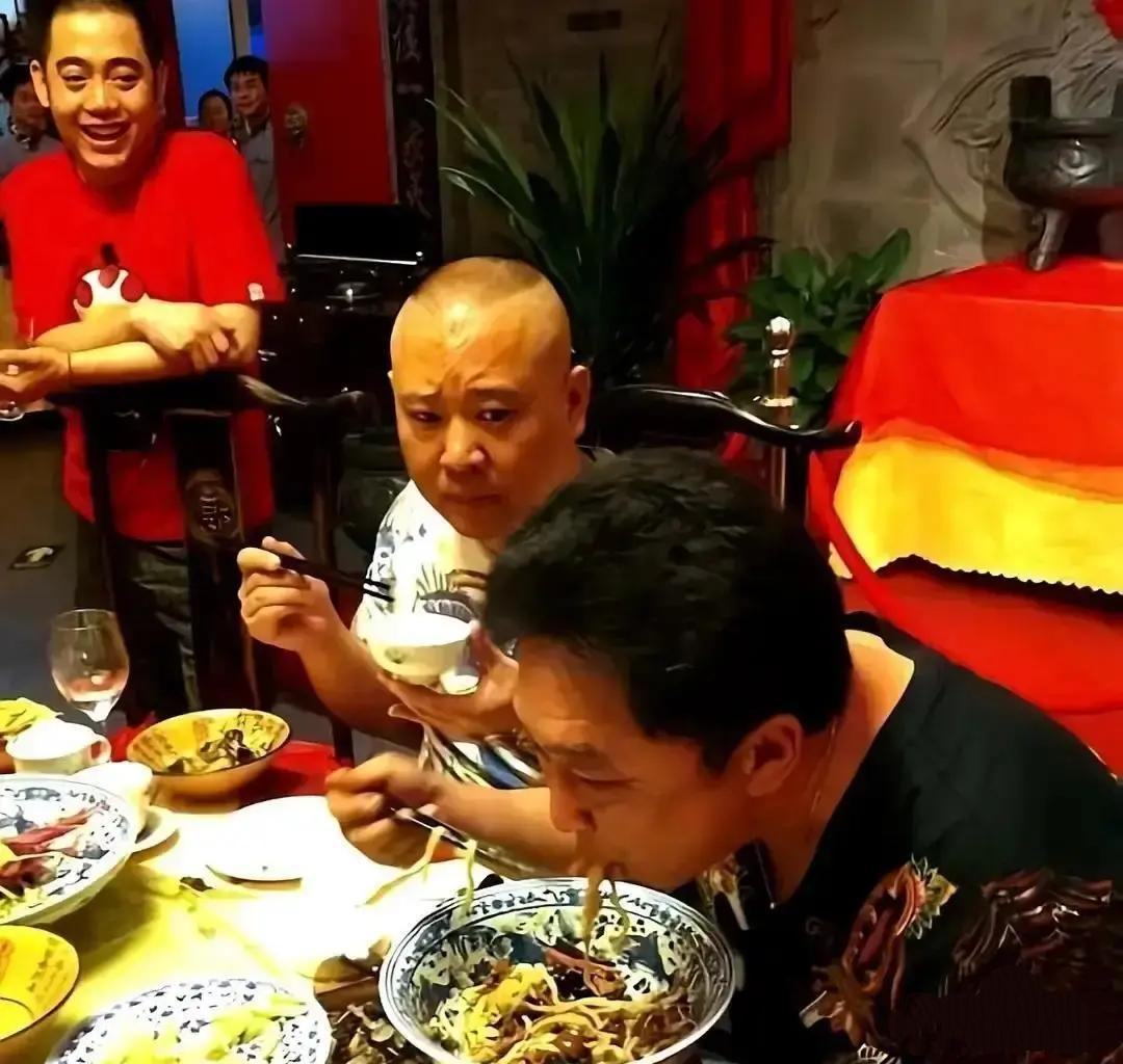 哈哈哈，没想到于谦老师的饭量也很惊人呀，自顾自抱着海碗埋头猛嗦，身旁翘着小指端着