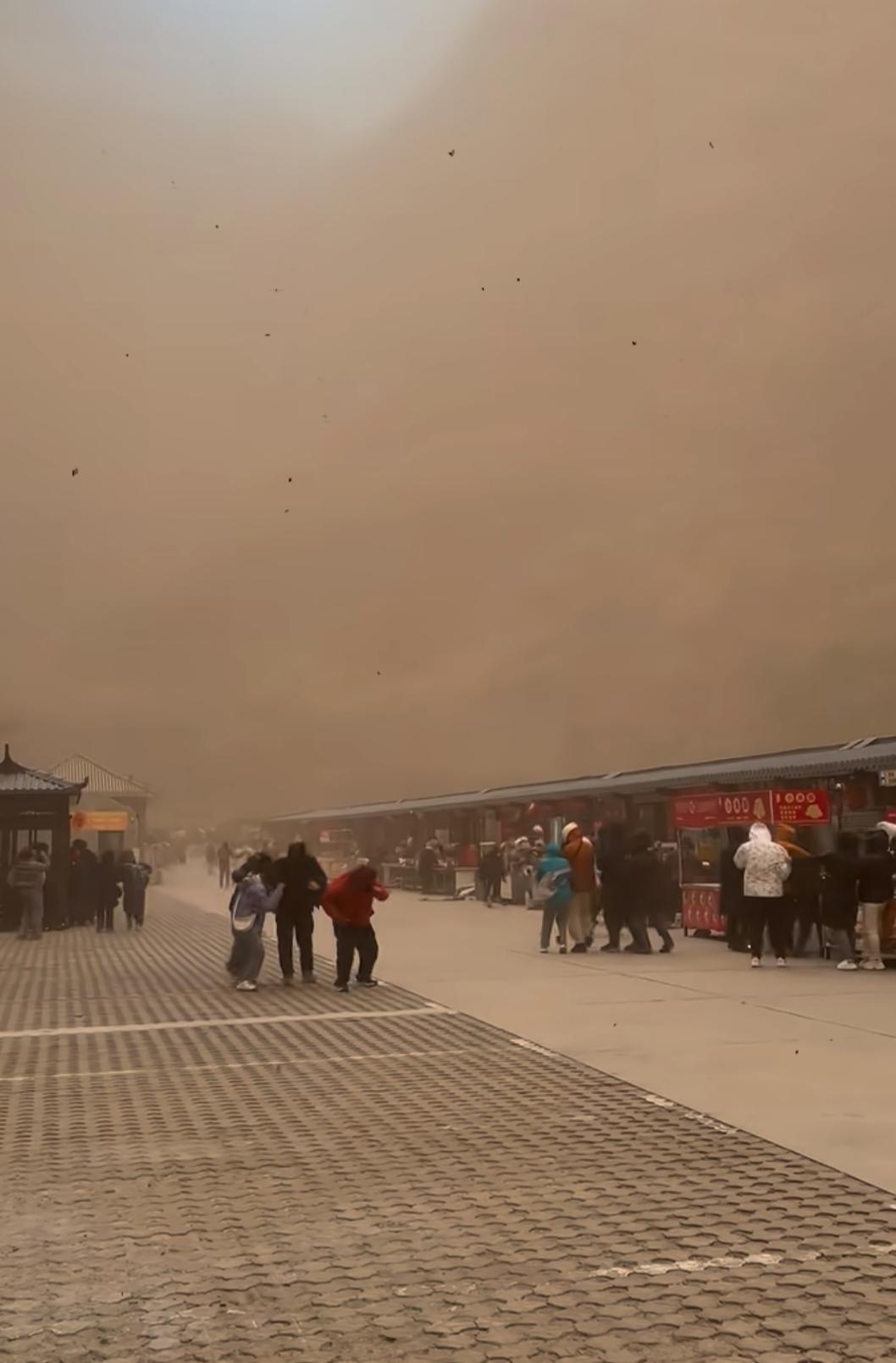 昨天（2月21日）恒山悬空寺景区宣布临时关闭一天，主要原因是受沙尘天气影响，同时