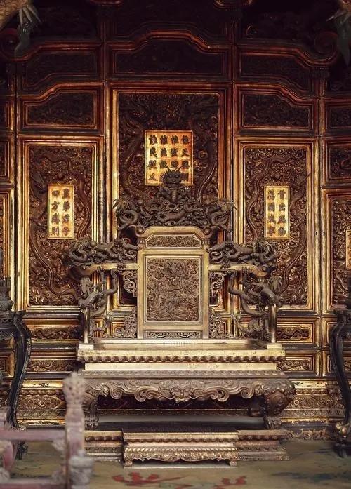 说来好笑。袁世凯当年号称要做皇帝，却连太和殿的龙椅都不敢碰，连夜换了张西式沙发。