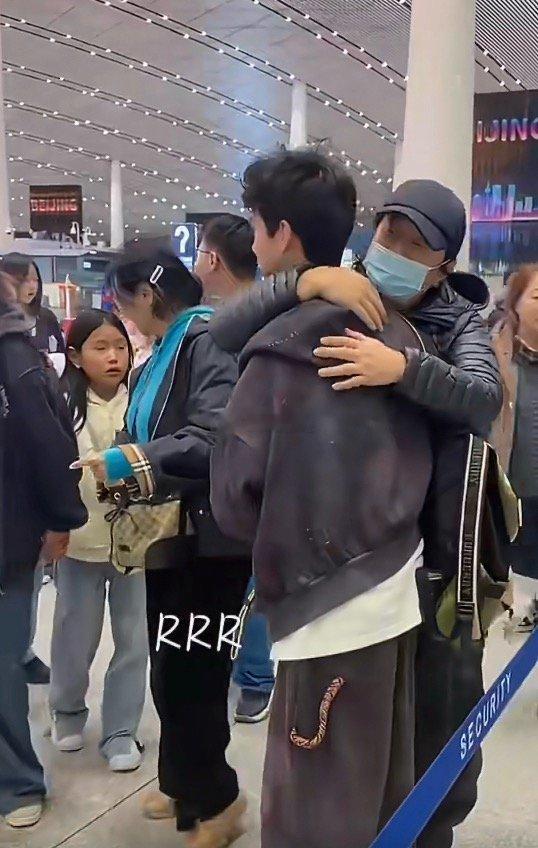 郑钧15岁的儿子Jagger目测已经比爸爸高出了半个头，同样选择了出国上学，父子