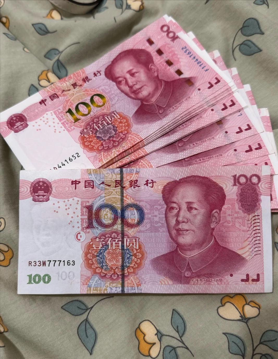 人民币出国就变CNY了？好多人搞不清楚，其实是一回事！上个月在曼谷机场，我亲眼