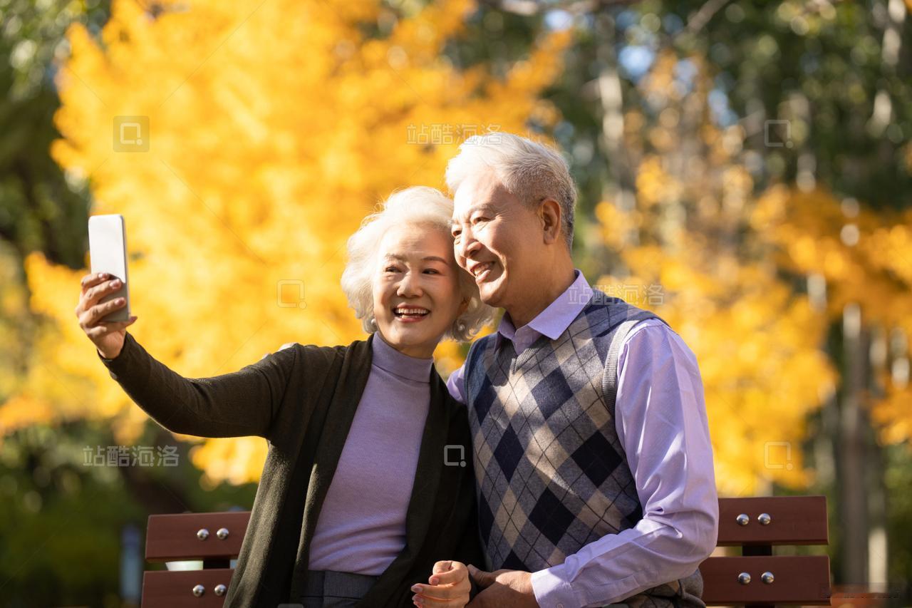 晚年要安稳！这3个秘密，烂在肚子里都别讲！人到晚年，日子过得安稳舒心才是头