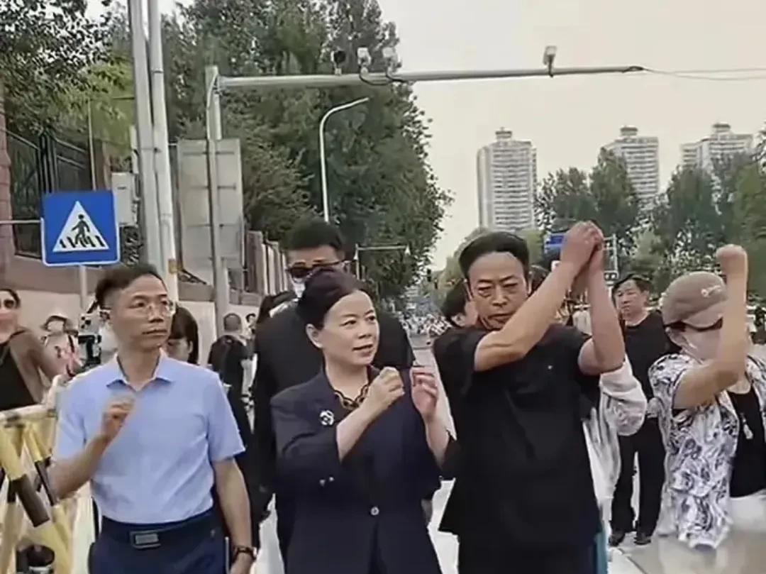 正常来讲，许敏夫妻俩的房子本来就是留给亲生儿子的，所以他们现在发现姚策不是亲生的