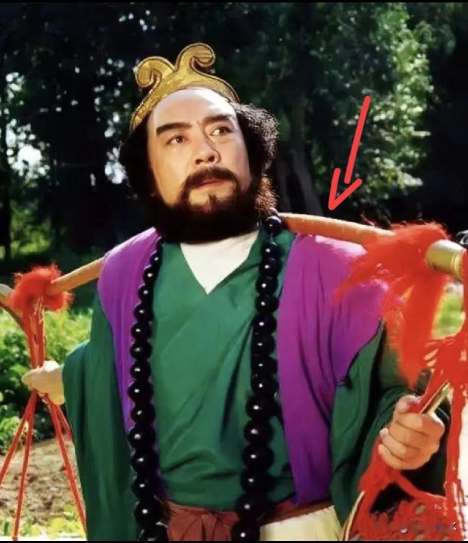 发现一个细节！刘大刚居然挑真砖头拍《西游记》他说是为了拍摄需要，因为当时