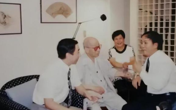 1993年，倪萍、黄宏、冯巩去探访张学良，临别时，黄宏请92岁的张学良为家乡题词
