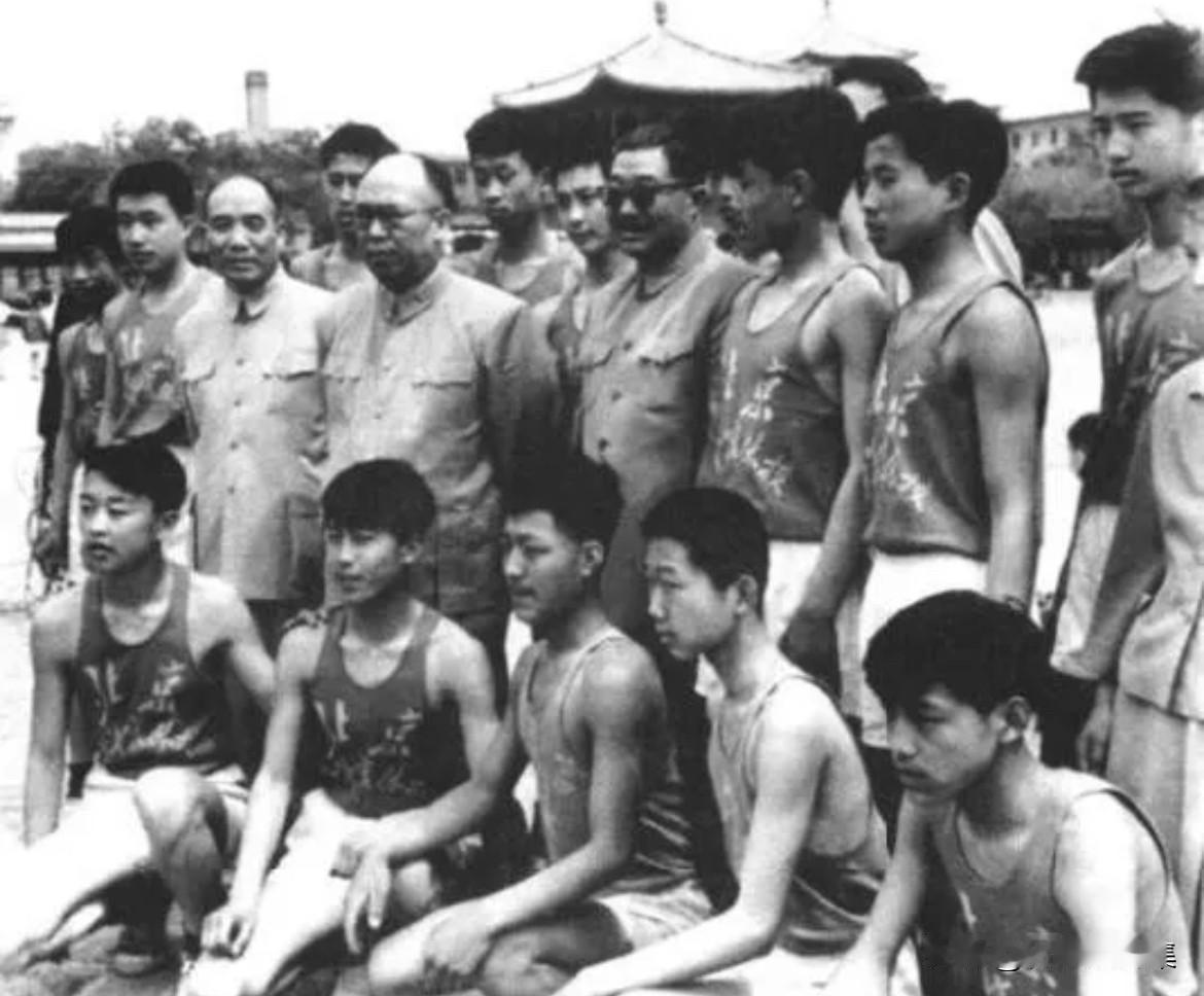 1961年5月，国务院副总理、国家体委主任贺龙，中央政治局委员、全国人大常委会副