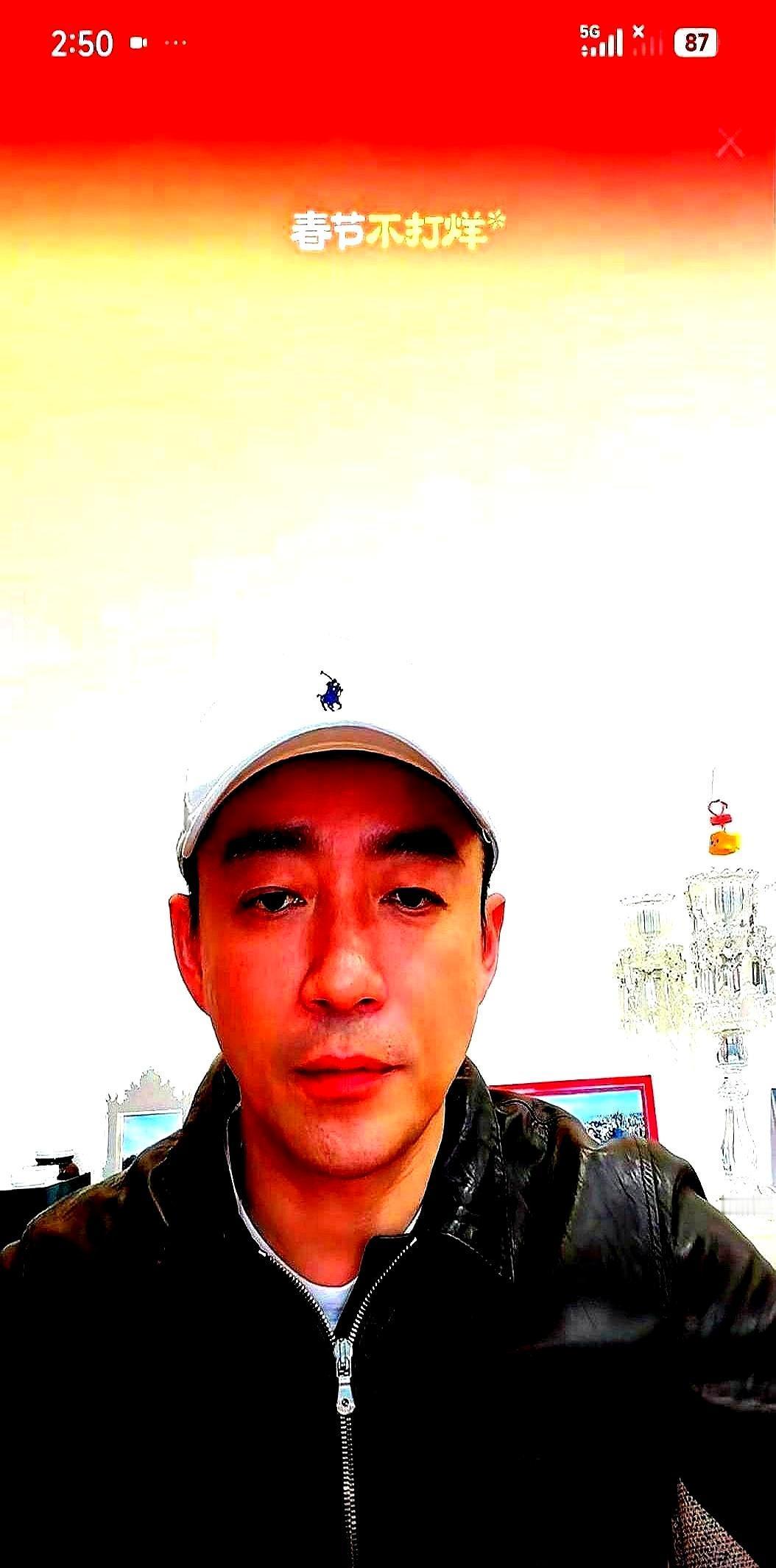 汪小菲直播嗓子喊哑，冲女儿喊了句倒水，挺着9个月孕肚的马筱梅竟一动不动。你