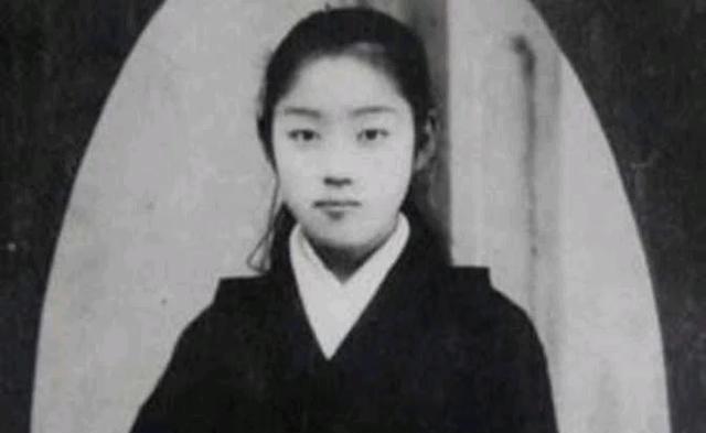 这是孙中山第二任妻子大月薰，她是日本姑娘。1903年，37岁的孙中山与15岁的日