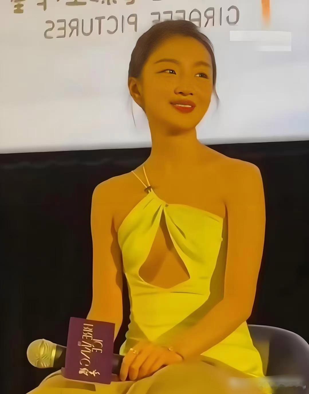 不得不佩服周冬雨的造型师，审美太在线了，这件礼服的细节设计处处暗藏巧思！
