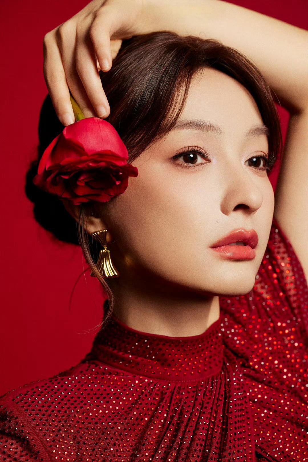 吴昕把半袖红裙穿得好权威半袖红裙被吴昕穿出了新高度！利落版型衬出挺拔身姿，红色