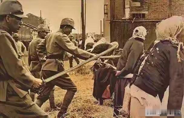 日本鬼子当年练刺刀的画面，看完之后后背发凉，因为这群人间恶魔把练刺刀的靶子，都做