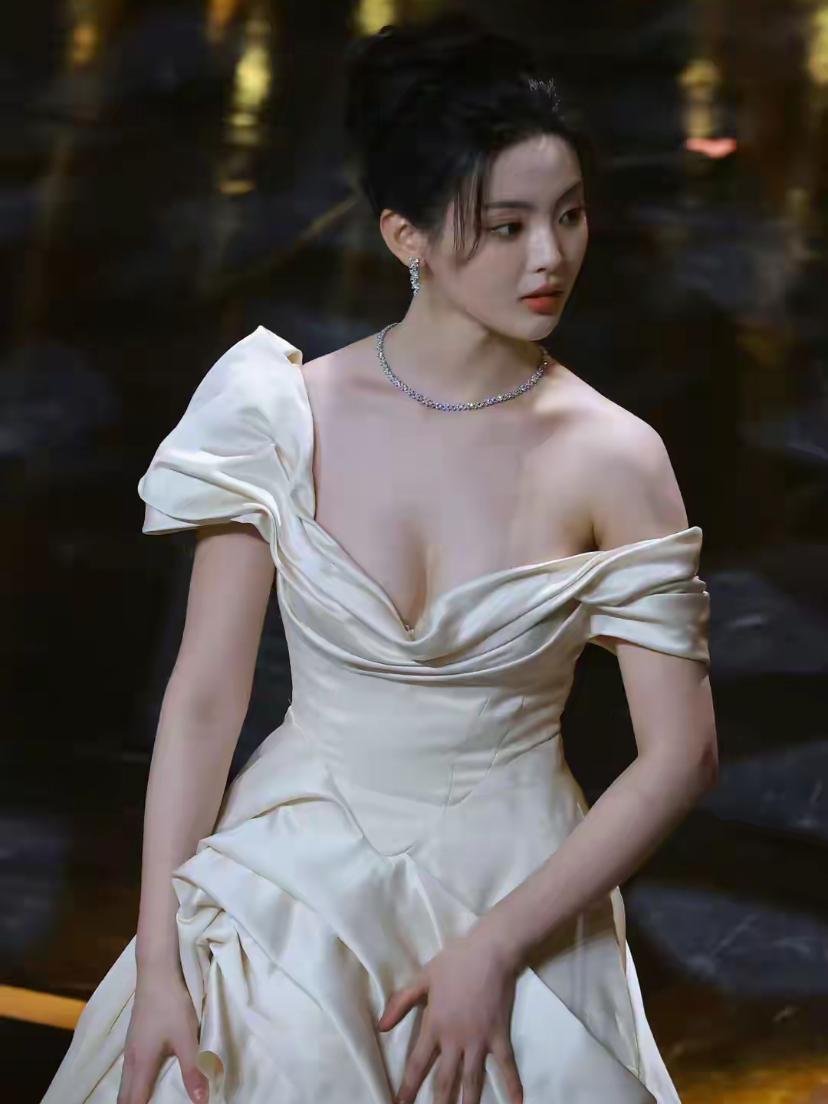 这姑娘穿着礼服，看起来好优雅。