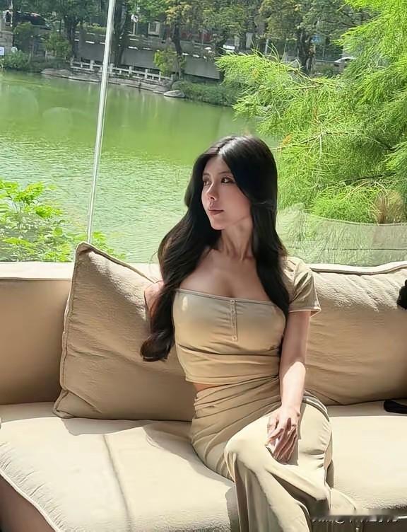 美美日常，阳光下的树晴日的暖光漫过湖面，把岸边层层叠叠的绿树晕出透亮的鲜绿