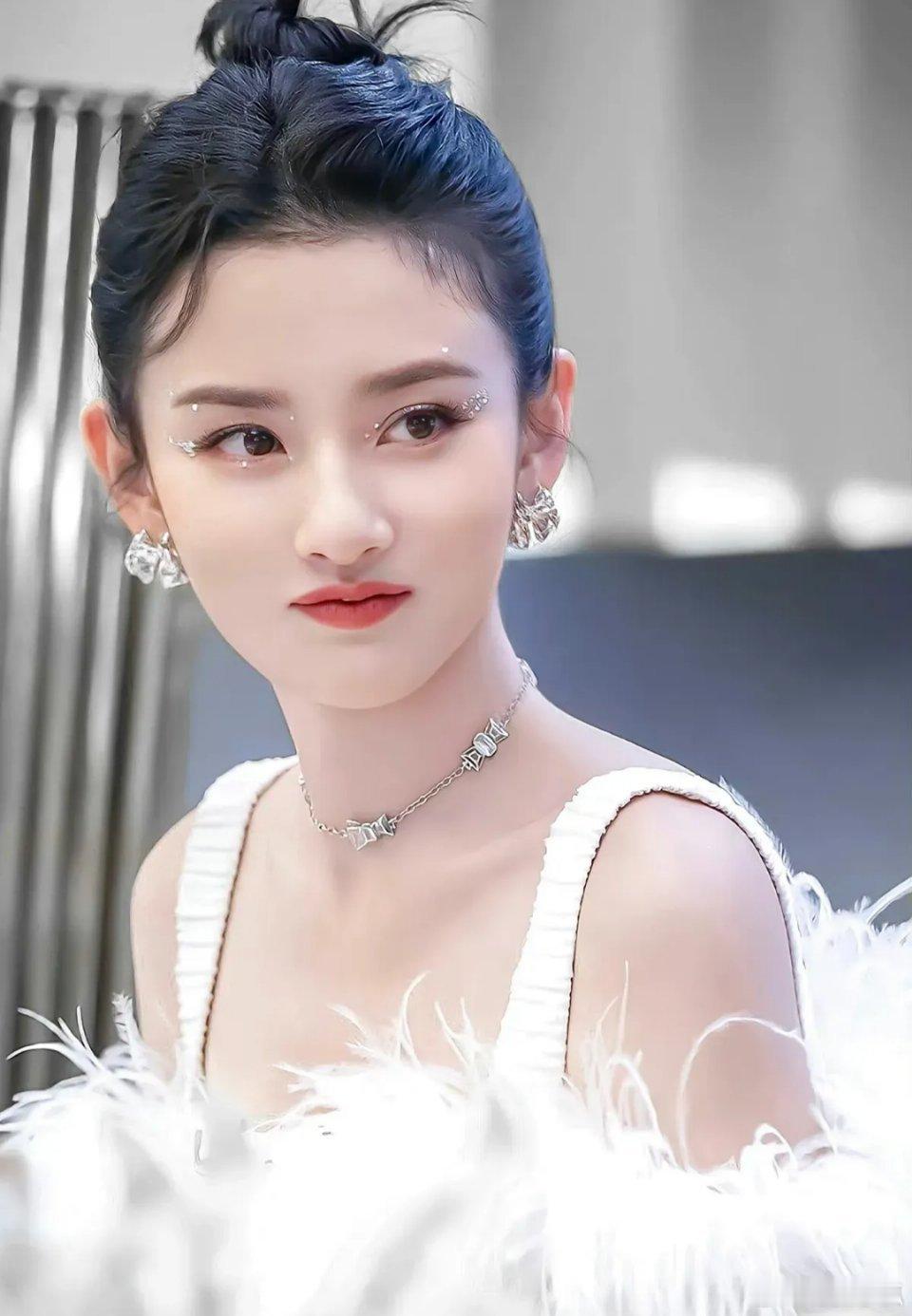 宋祖儿宛如画中仙降临。她眉眼含情，顾盼生辉，举手投足间尽显灵动与优雅，恰如那句“