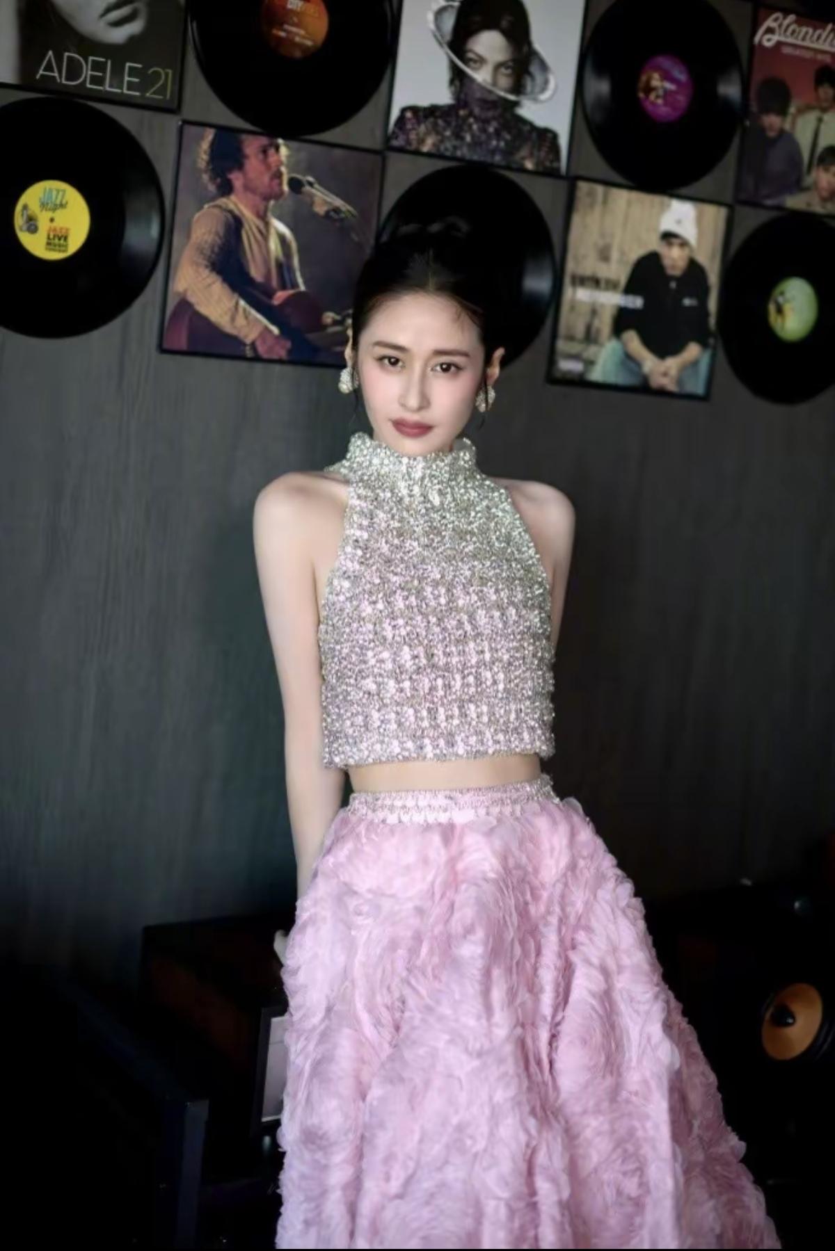 碎钻缀颈间，粉裙藏温柔，颖儿这波造型把甜妹气质拉满[赞]粉色裙摆似繁花绽放，碎钻