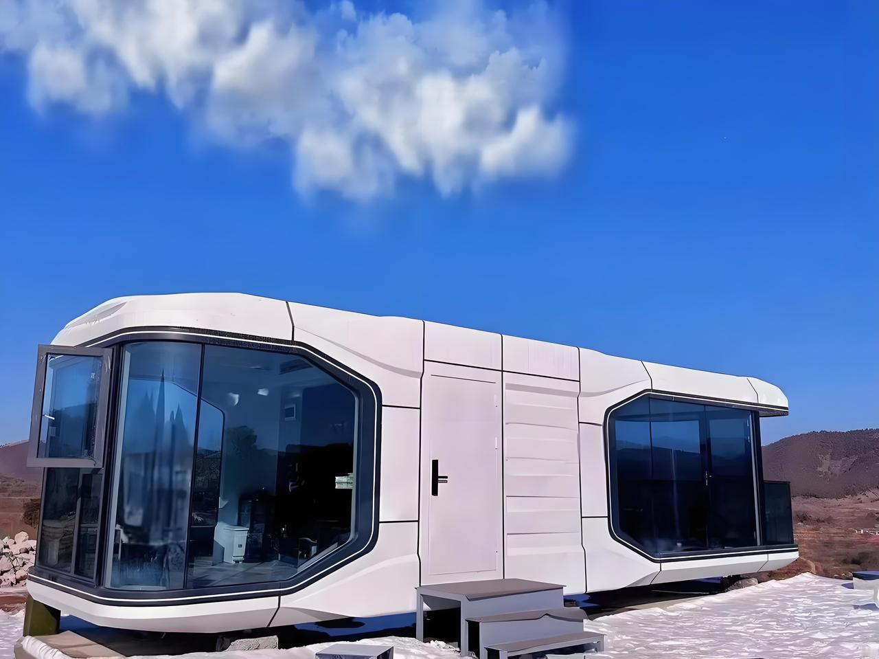 河北唐山一名小伙因不满高额房贷压力，花75000元网购29平米太空舱拉回农村老家