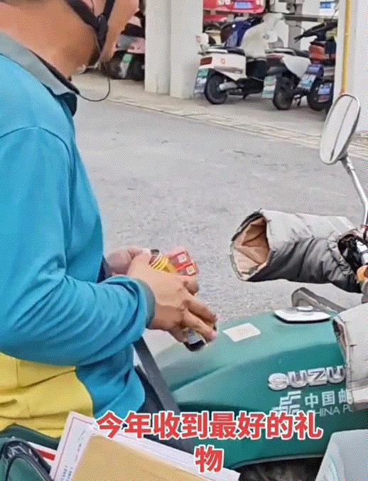 快递小哥给女孩送来高考录取通知书，女孩下楼拿通知书时，想分享考上名校的开心也感谢