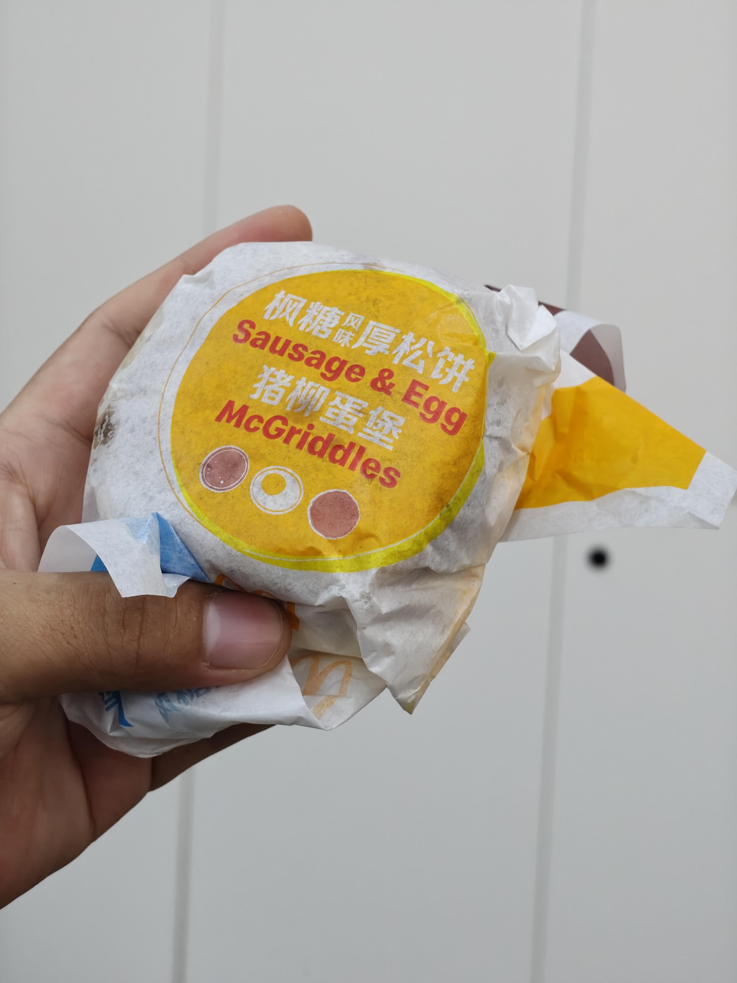 还是被好奇心征服了，今天决定去吃一吃麦当劳的枫糖风味厚松饼（堡）。麦金卡有打折，