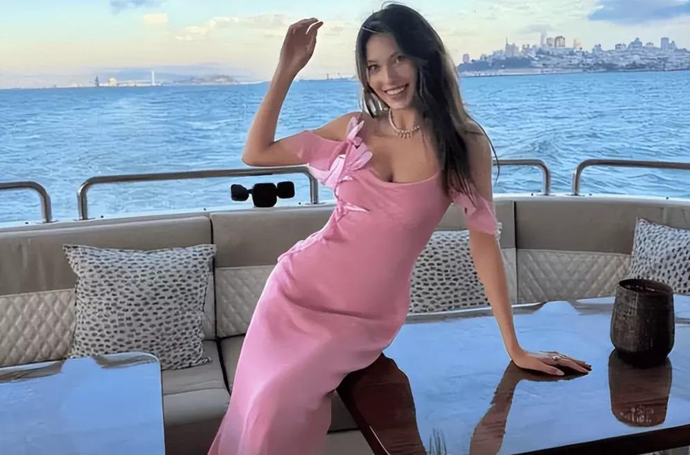 时尚圈还是冒犯场？品牌创始人亲密举动引众怒，谷爱凌的体面撑到了最后。米兰