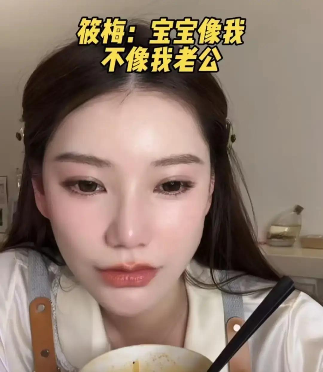 单眼皮娃被嘲丑，爸爸崩溃汪小菲早年被网友围攻，说俩孩子像复制粘贴他的小眼睛