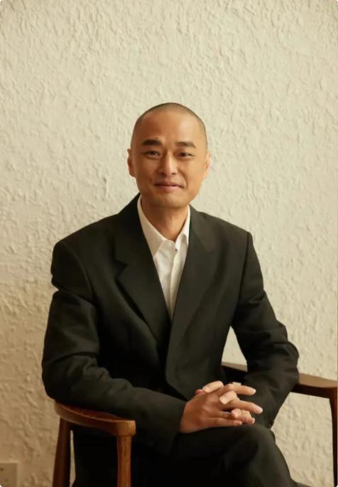 冯唐说：“少吃、多睡、勤存钱。别总觉得没找对人，这世上，根本没有对的人。”老