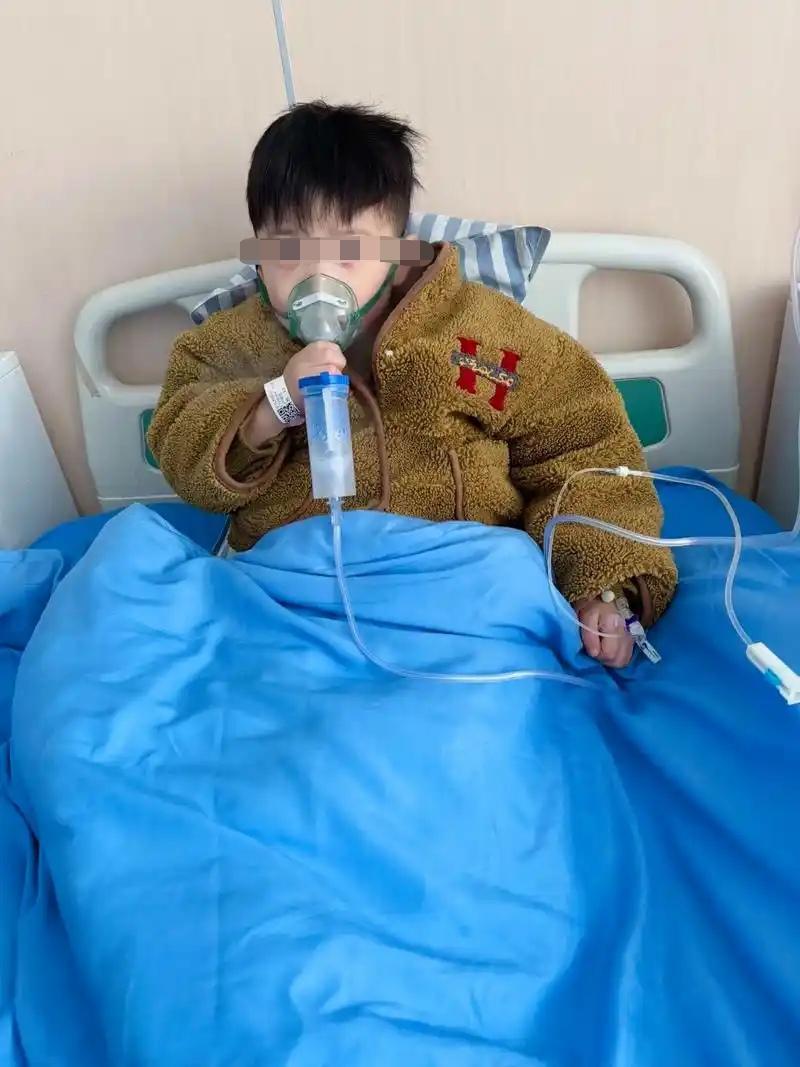 湖北恩施，一女子1岁的儿子，持续发烧咳嗽，她带儿子去医院，医生说问题不大，安排住
