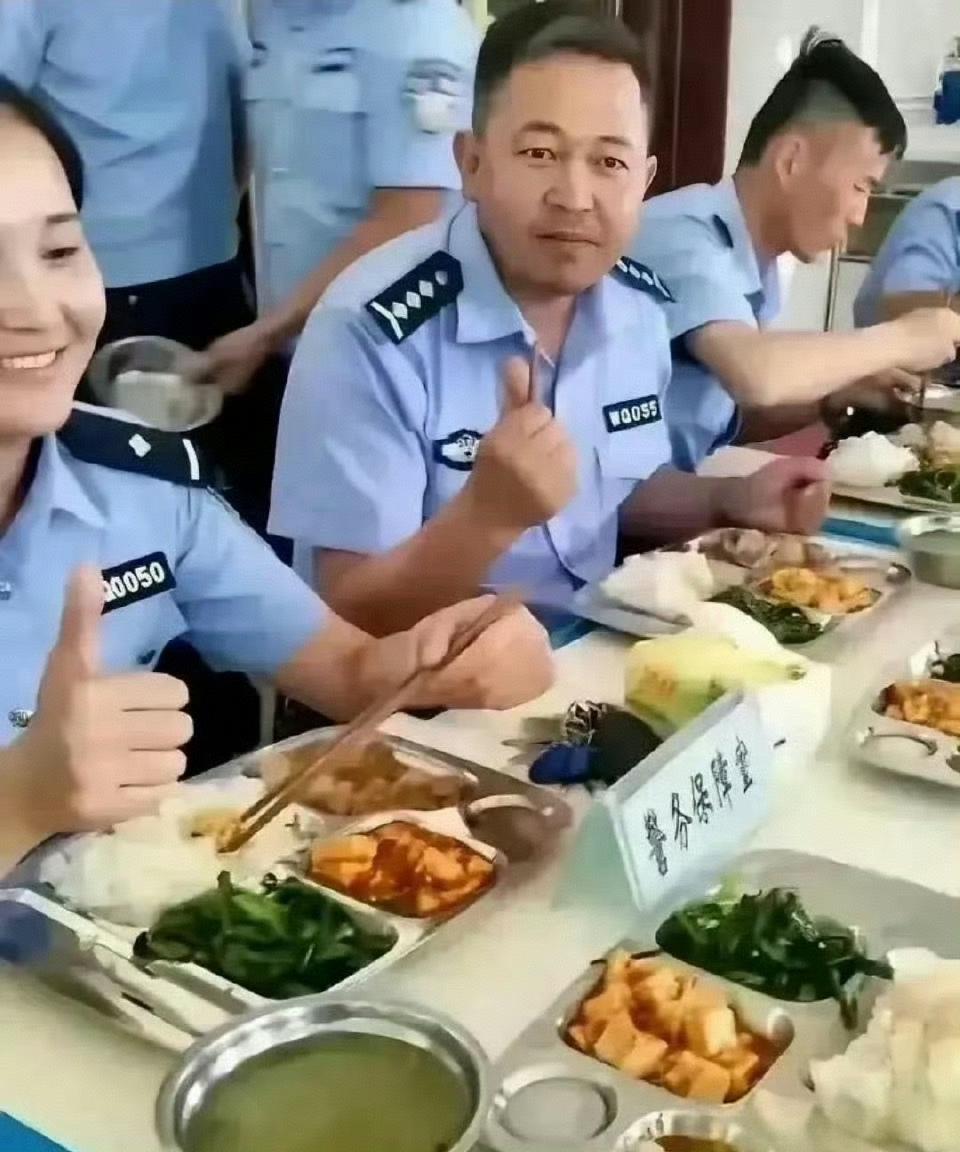 都是警察，这两种制服有什么区别啊！有没有人知道啊评论区聊聊？