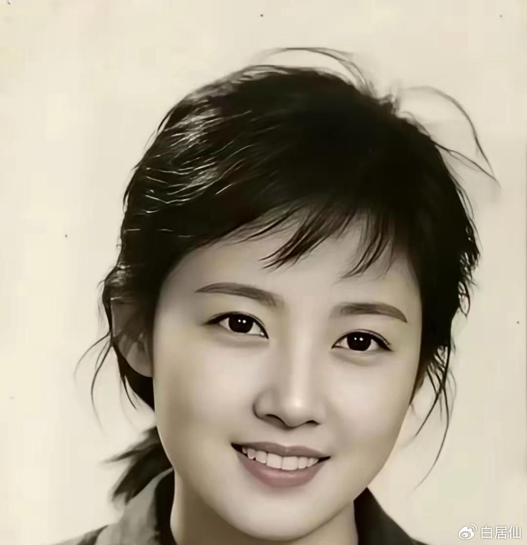 一位长相清秀的女大学生去上海面试。面试官问她：“1000个山是什么字？”女生马上
