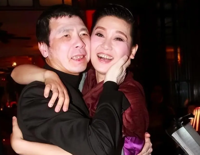 当年，冯小刚爱上了漂亮的徐帆，回家向妻子张娣提出离婚:“我爱上了别人，我们离婚吧