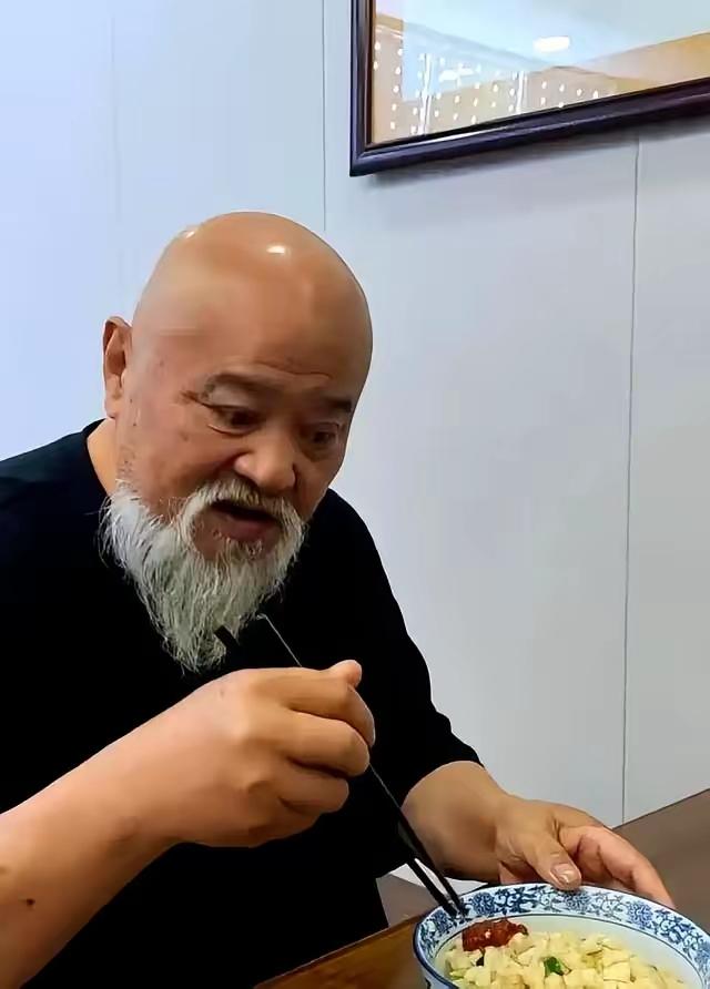 天呐，他这胡子邋遢的和张纪中有一拼，你知道老头是谁吗？