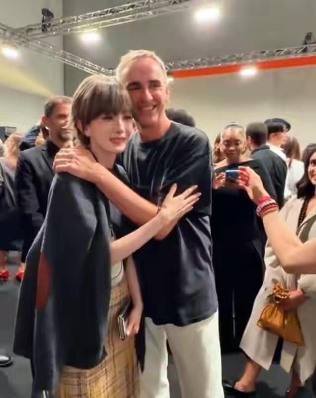 米兰时装周这波无滤镜生图，简直是内娱明星的真实状态照妖镜，精修图里的完美人设一到外网镜头前全露馅。杨