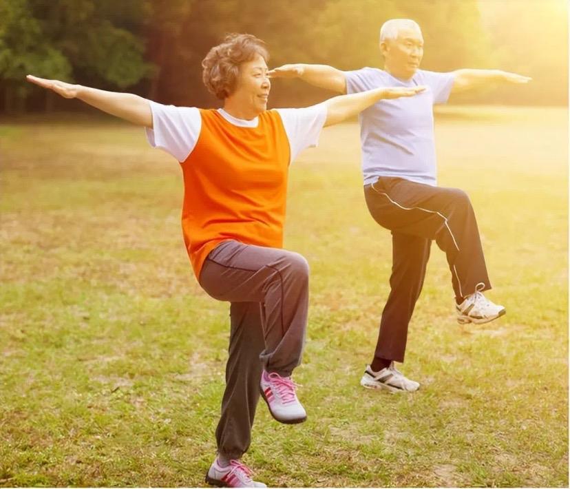 别再盲目夜跑了！中年人这样健身，轻松又有效还在执着于每天夜跑五公里、十公里打