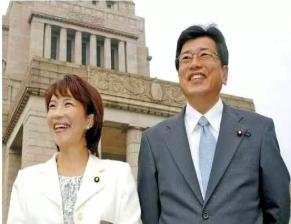 高市早苗算是把婚姻玩出了新高度。普通人结婚图情投意合，她的婚姻却是一份随时可毁约