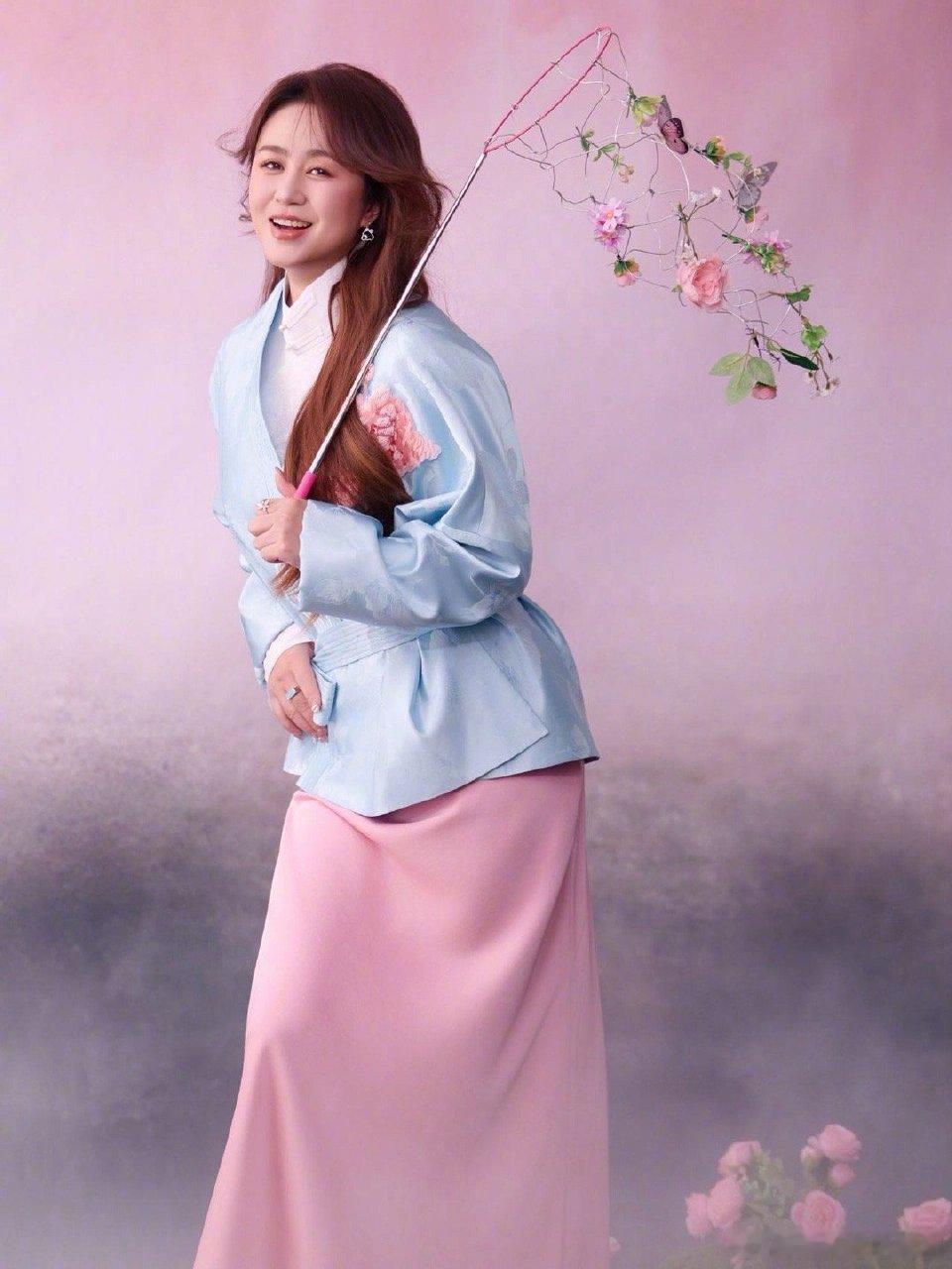 马丽穿旗袍越品越有味道不得不说，马丽很适合中式造型。无论是清新的蓝粉搭配，还是