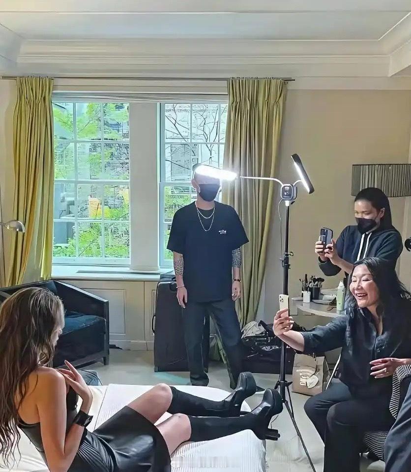 谷爱凌的妈妈和刘亦菲妈妈看女儿的眼神，一模一样都充满着骄傲！