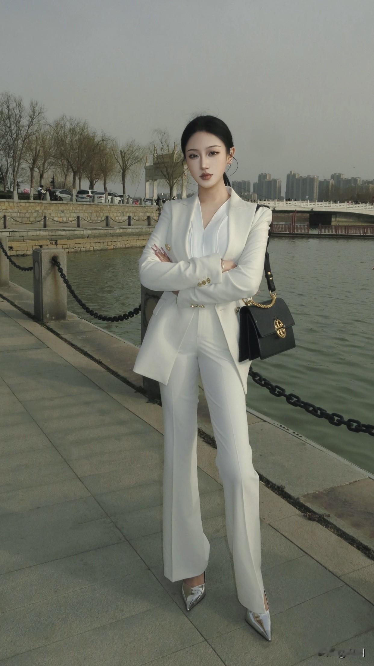 职业装搭配什么鞋子好呢?女性的白色职业装，可搭配银色或同色系的浅口高跟鞋。