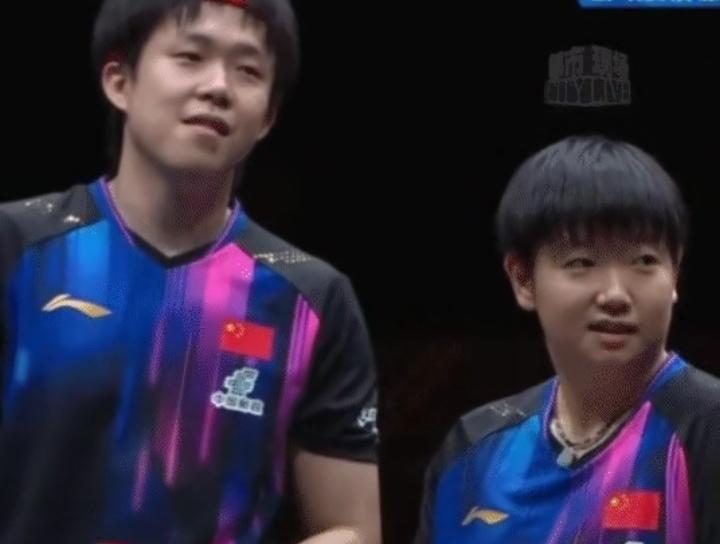 看莎头栋曼比赛，直接给我笑晕在屏幕前。赛场上，小石头一个球直接让场上四个人全笑了