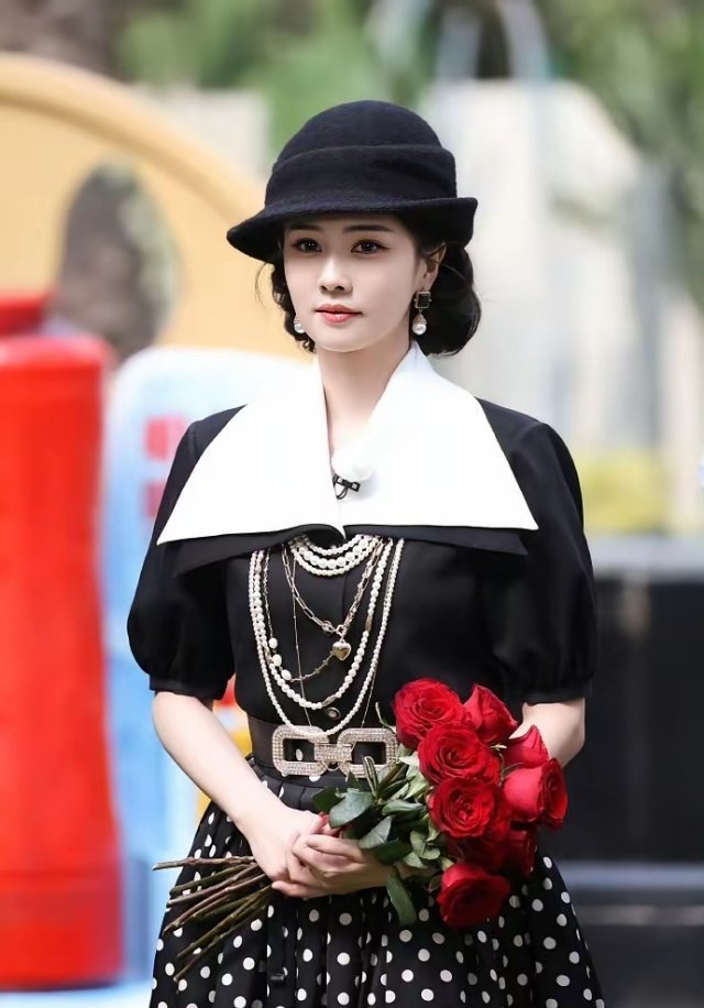 白鹿这回是真心塞了，本以为赵露思虞书欣都后继无力，她能稳坐流量花第一人了，可怎么