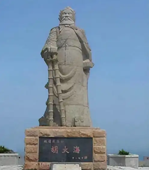 1362年，明军大将胡大海正在观看士兵操练，将领蒋英突然发难，率叛军一拥而上，将