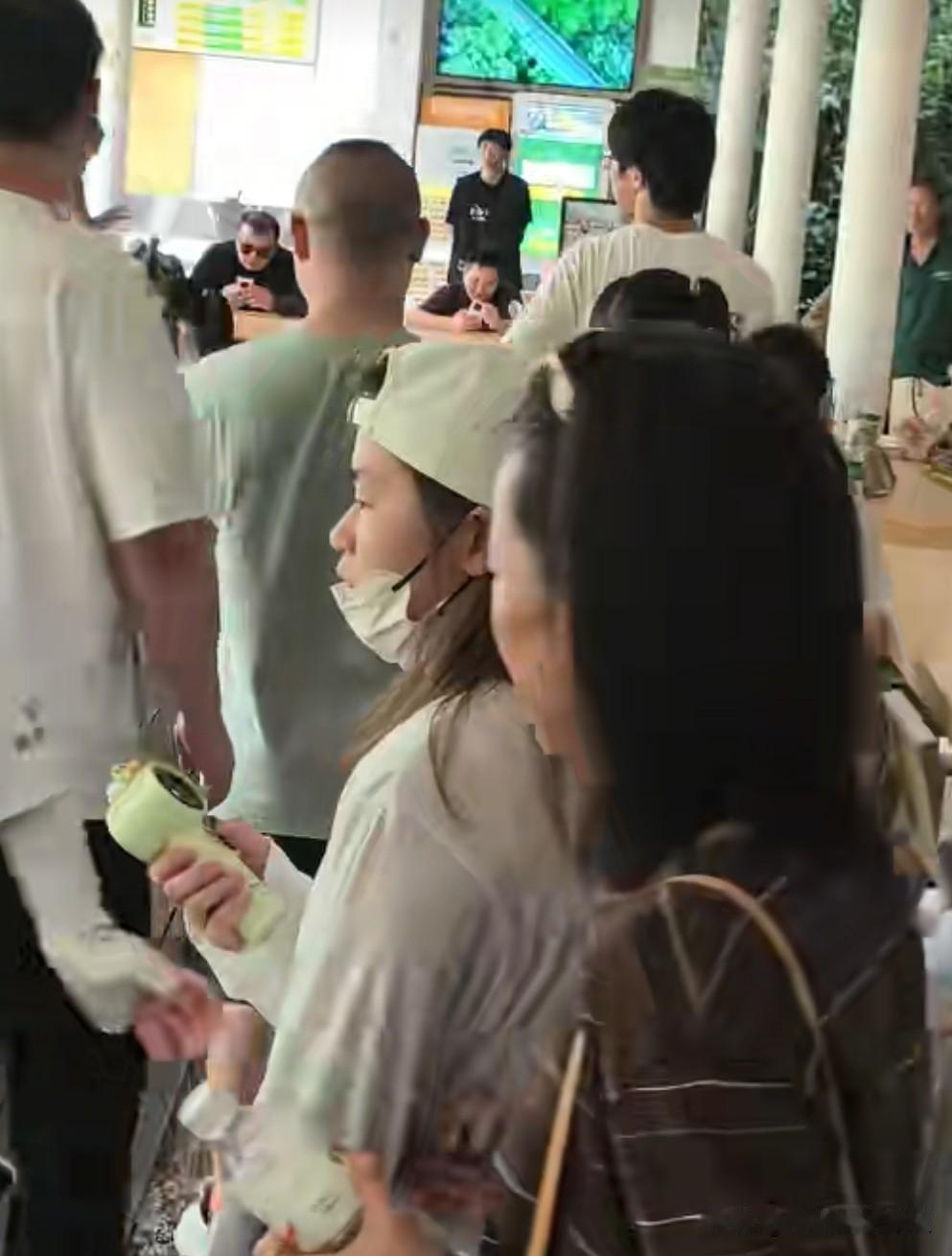 全红婵手持小风扇逛垂云洞，夜游收获人像剪纸礼物，引游客抓拍。全红婵一身休闲打扮