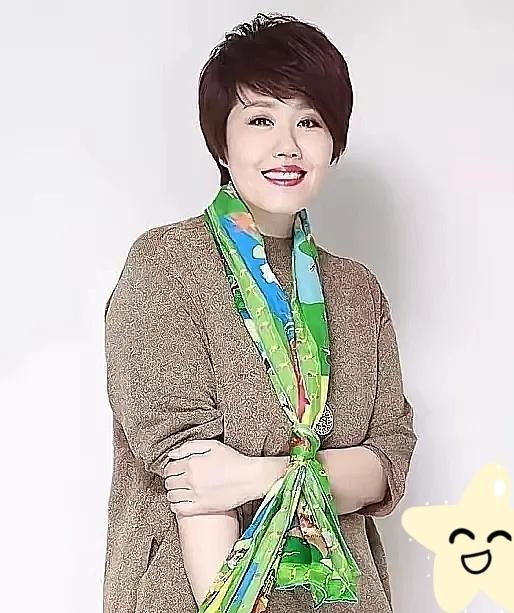 于蕾担任央视春晚总导演。​我好奇查了一下这位导演的履历。​不查不知道，一查真