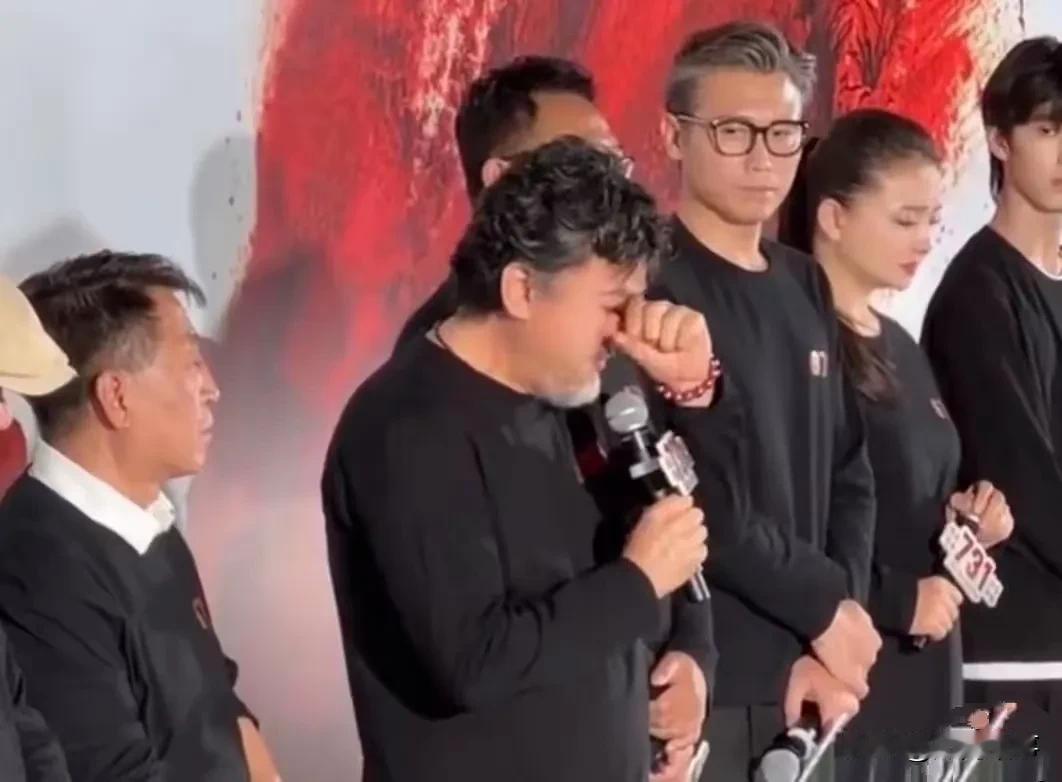 九一八上午十点整防空警报响彻云霄731电影昨日已经首映导演和主创泪洒现场