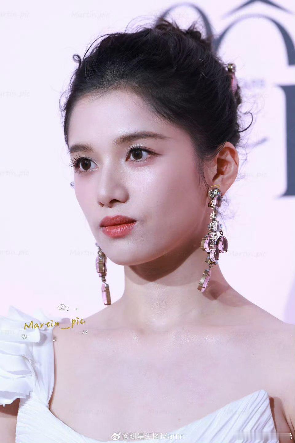 张婧仪女神降临💐论公主和漂亮耳饰头饰花朵长裙的适配度​​​​