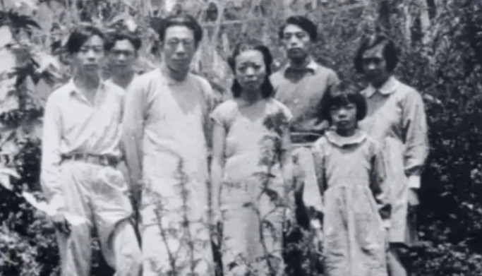 1922年，闻一多在父母强行施压下，迎娶了从未谋面的远房表妹高孝贞。洞房之夜，闻