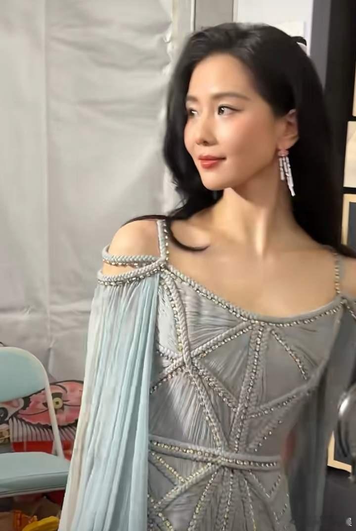 1.刘诗诗现在只想安心过自己的日子，一点也不想去关注吴奇隆那边的情况。虽然男方亲